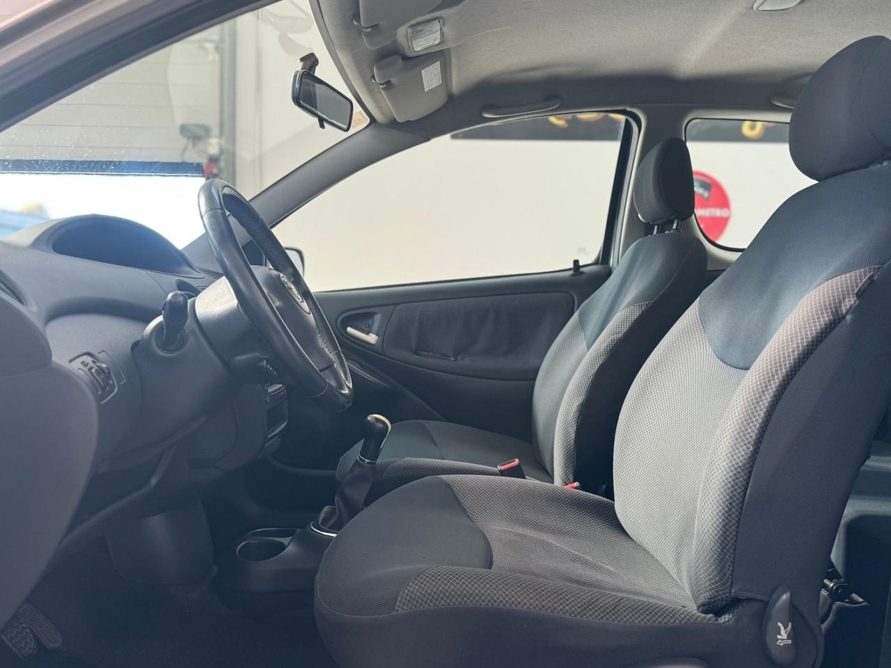 Toyota Yaris 1.0i 16V OK NEOPATENTATI