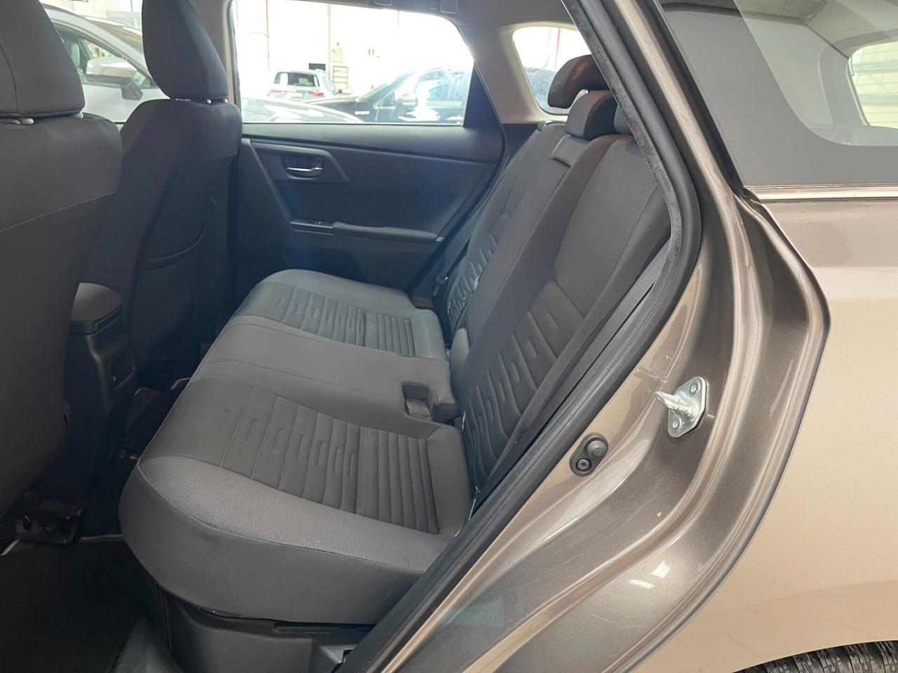 Toyota Auris Business Pack 1.8h cvt-Ok Neopat-LEGGO SOTTO