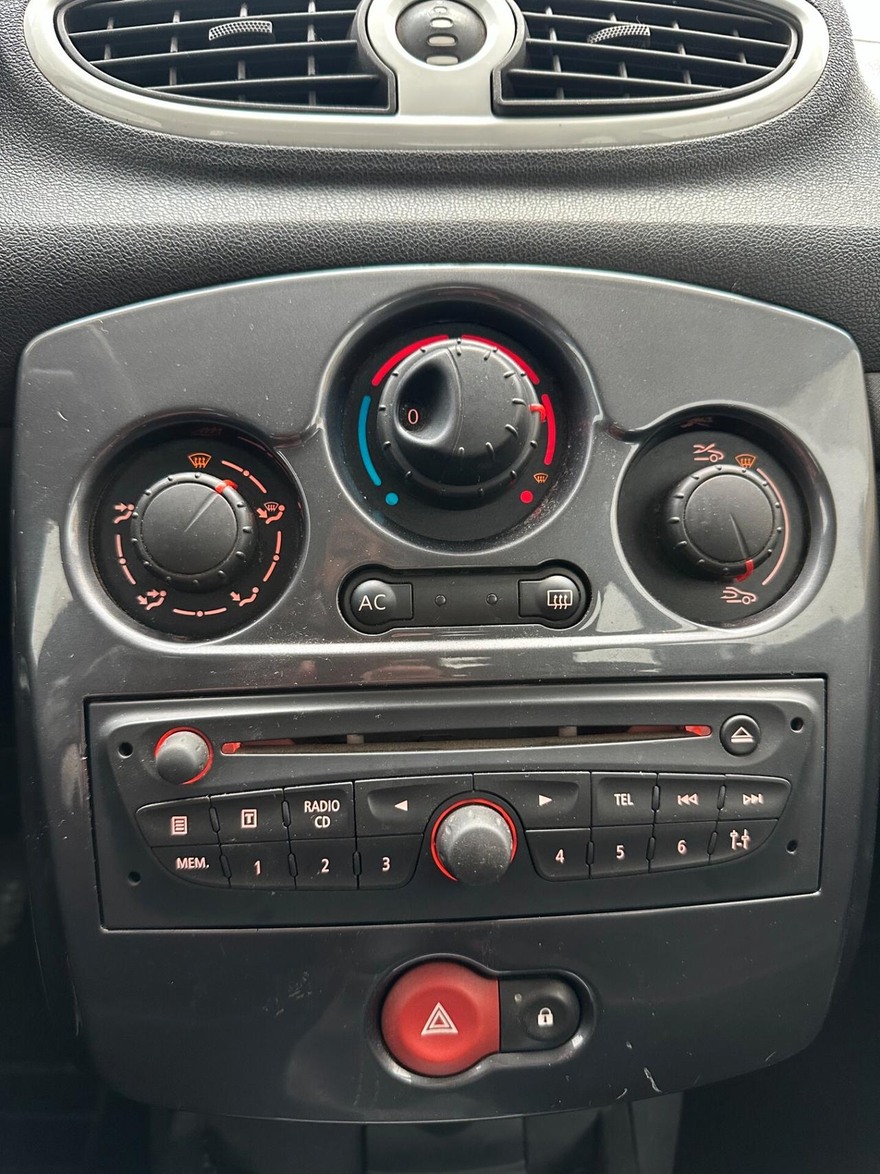 Renault Clio 1.2 Benz, Euro 5A, pari al nuovo e uni propriet