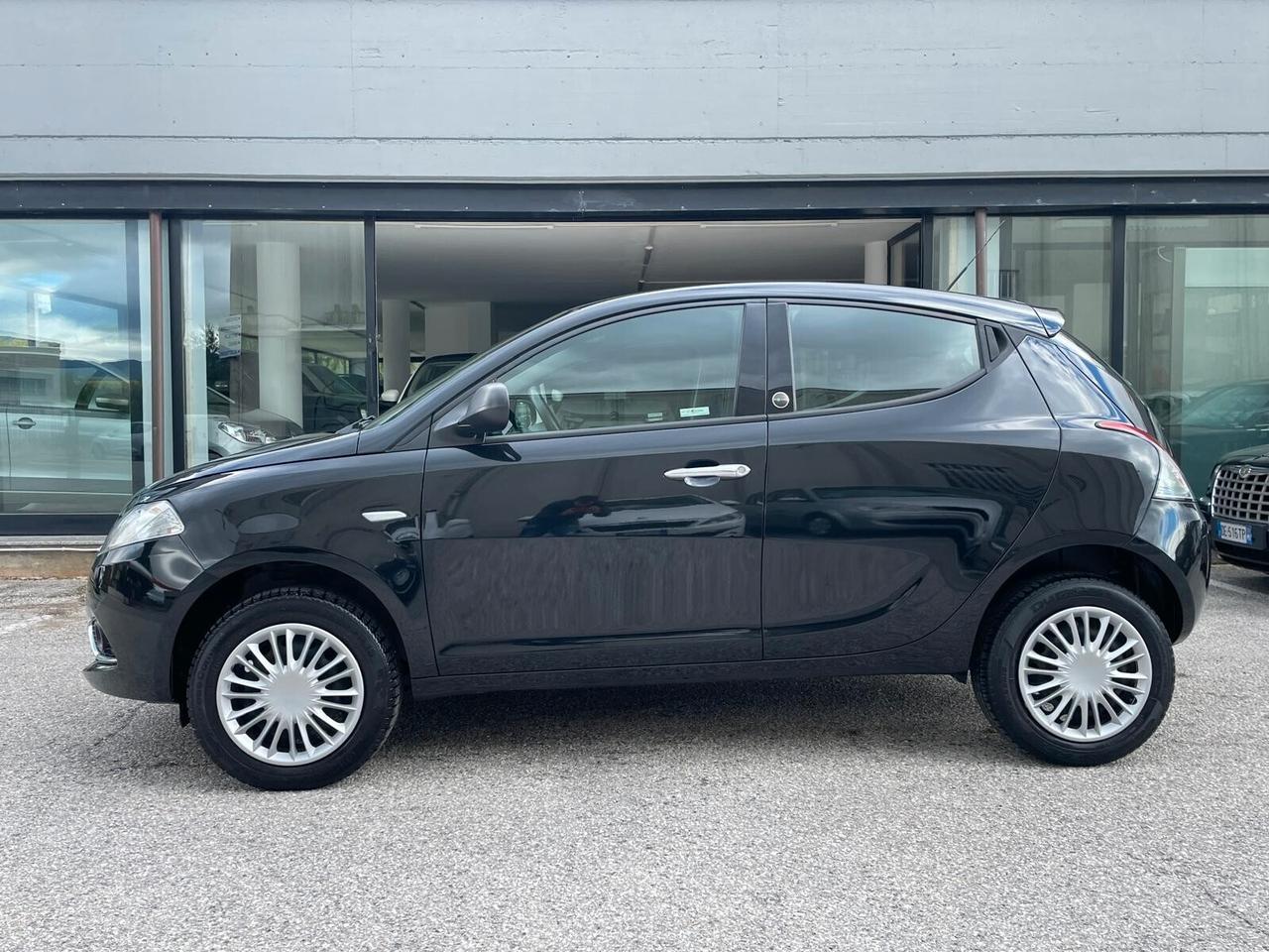 Lancia Ypsilon 0.9 TwinAir 85 CV 5 porte Metano Ecochic Silver