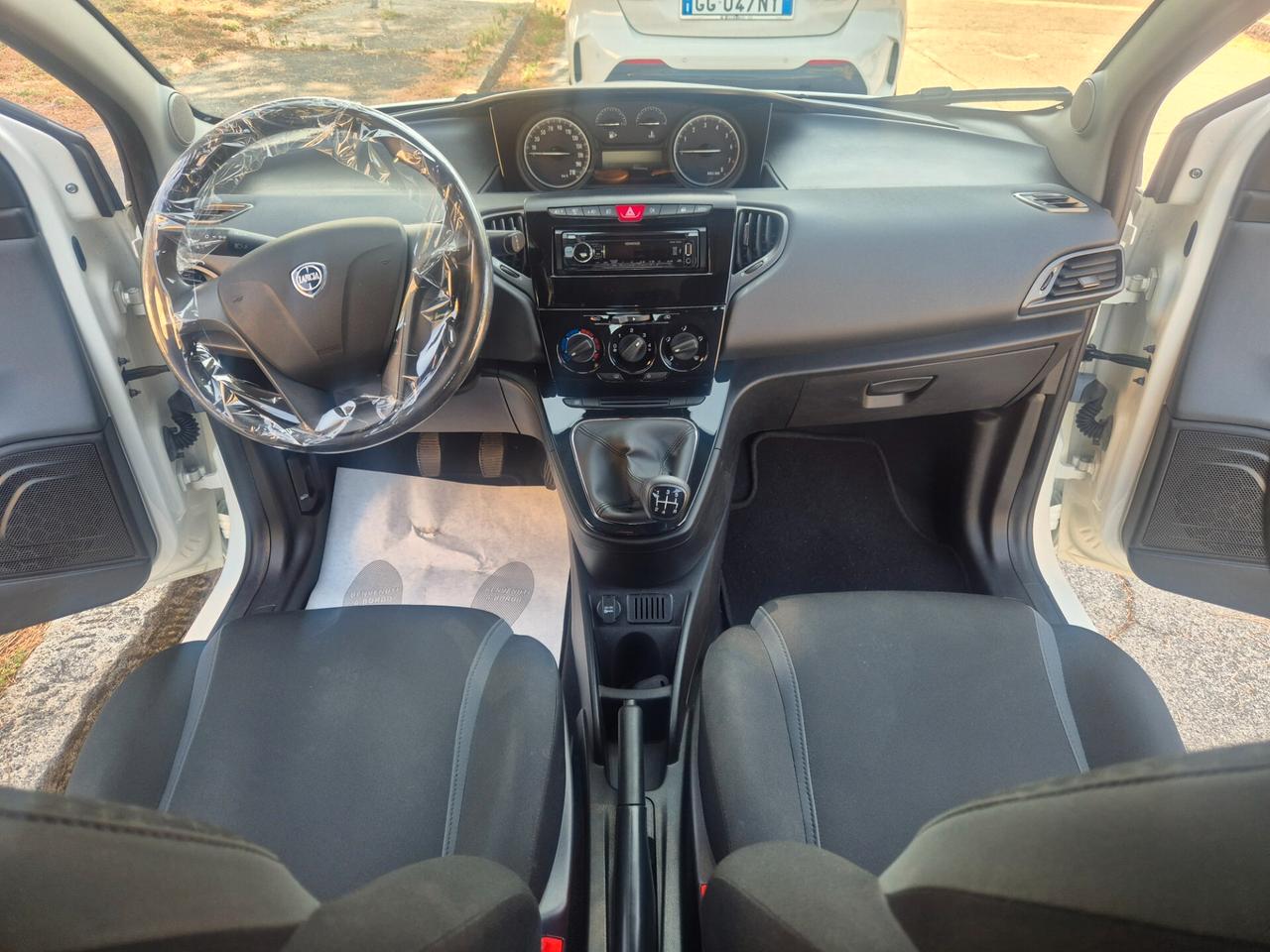 Lancia Ypsilon 24800 KM PARI AL NUOVO