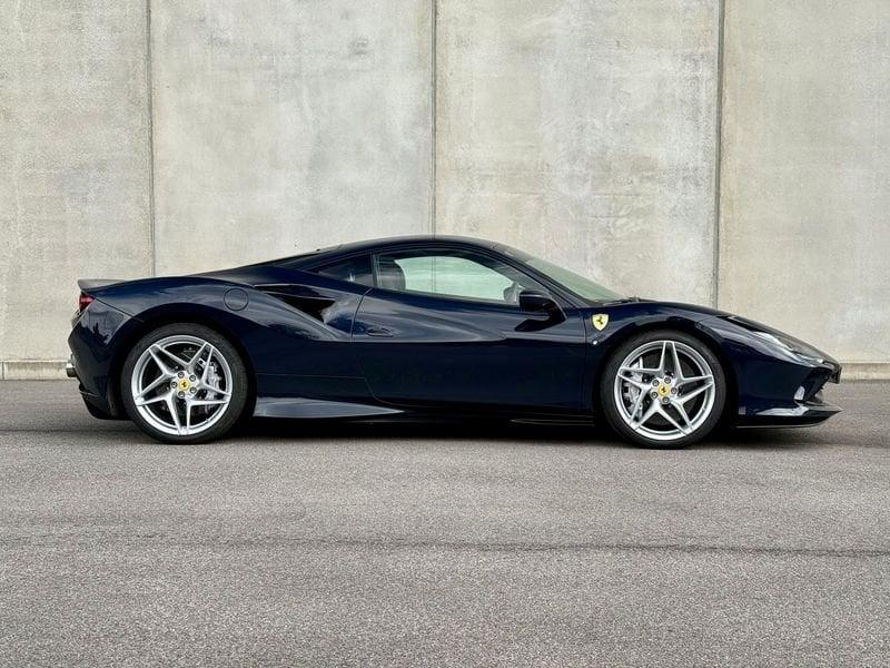 Ferrari F8 F8 Tributo - Blu Pozzi - sollevatore