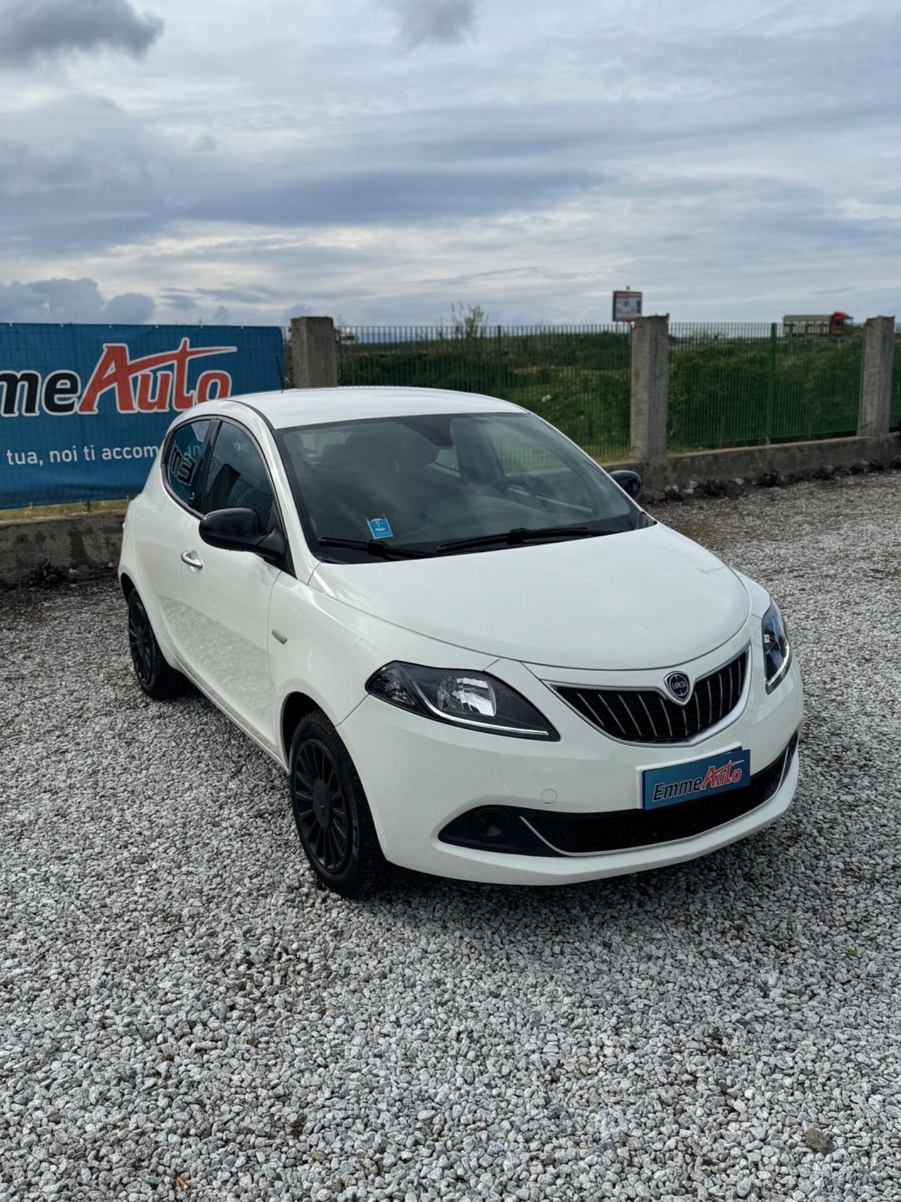 Lancia Ypsilon 1.0 FireFly 5 porte S&S Hybrid Ecochic Silver