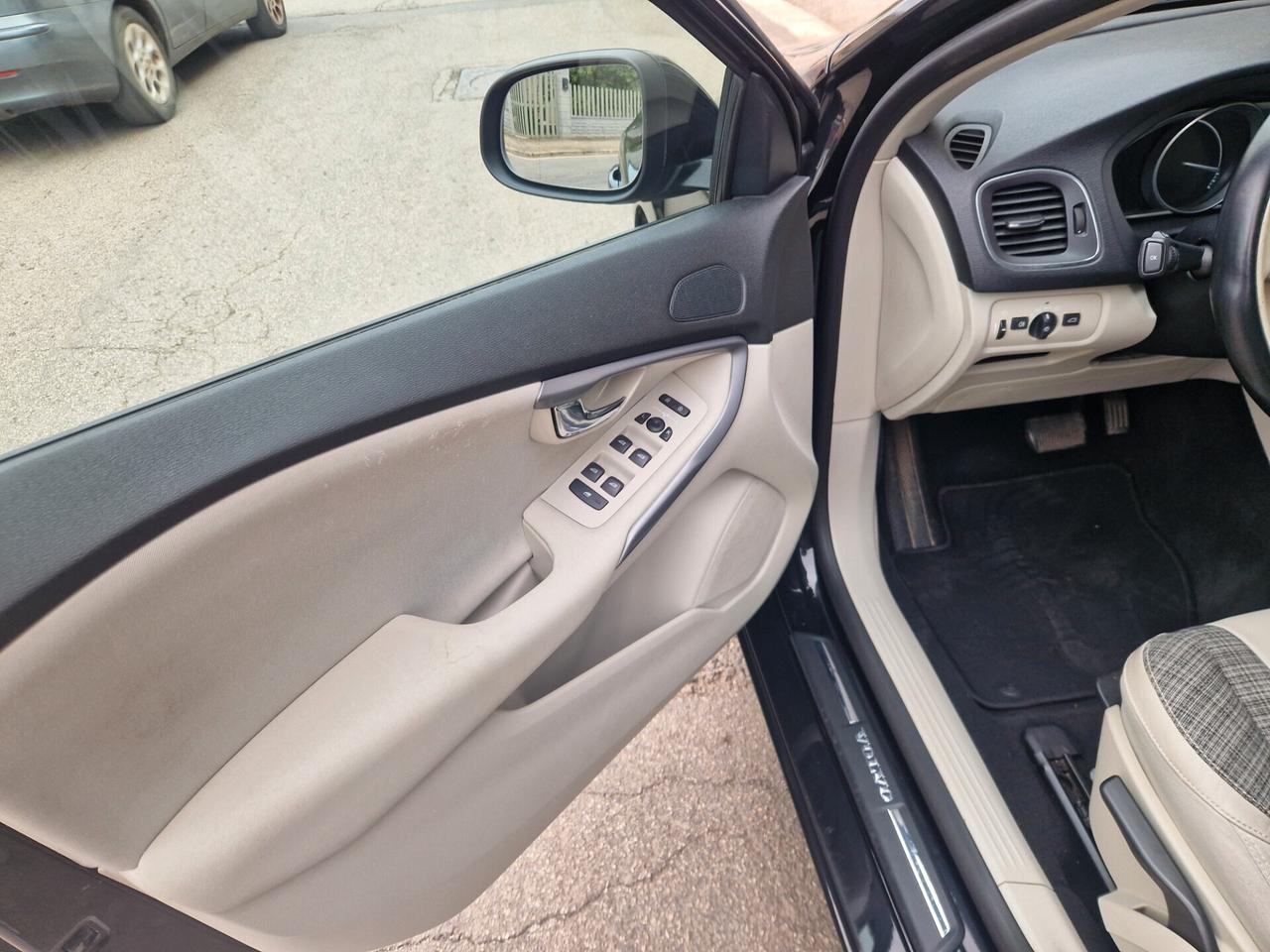 Volvo V40 D2