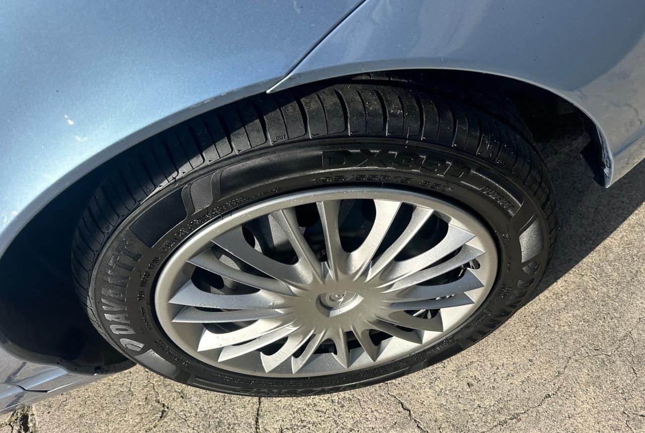 Lancia Ypsilon 1.3 MJT 75 CV 3p VERSUS