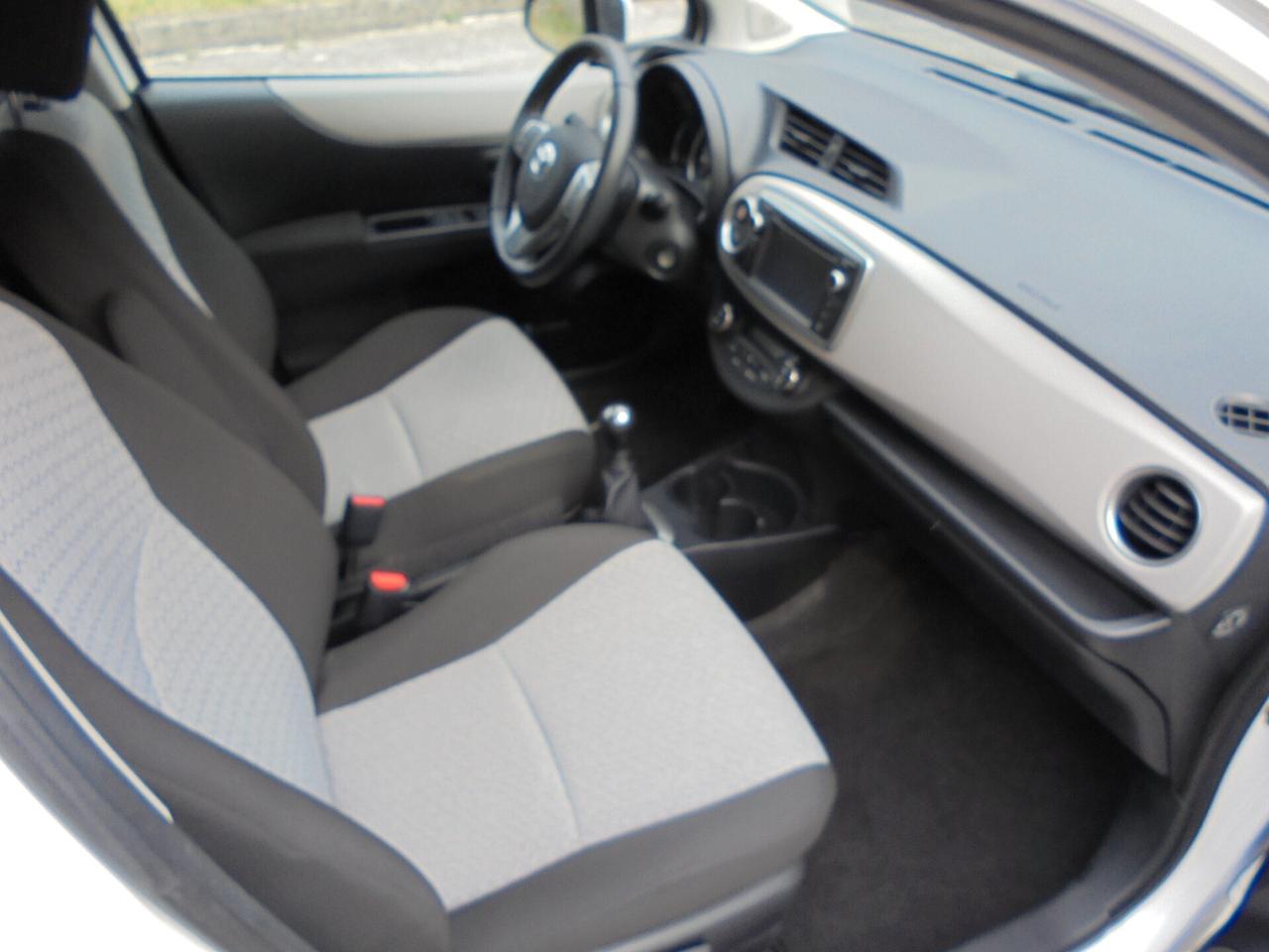 TOYOTA YARIS 1.0 VVT-i 5P LOUNGE – UNIPROPRIETARIO-