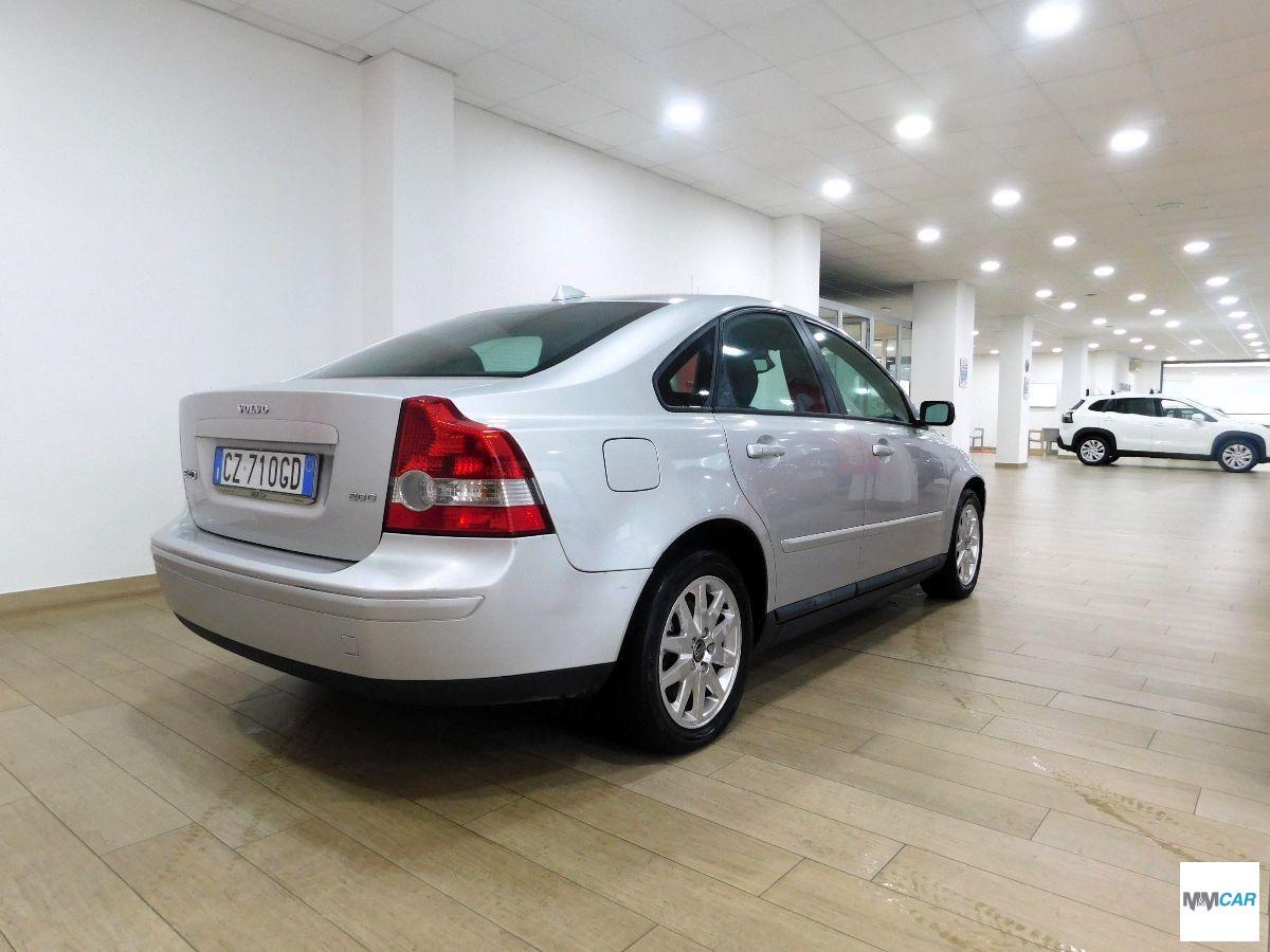 VOLVO - S40 - 2.0 D Momentum