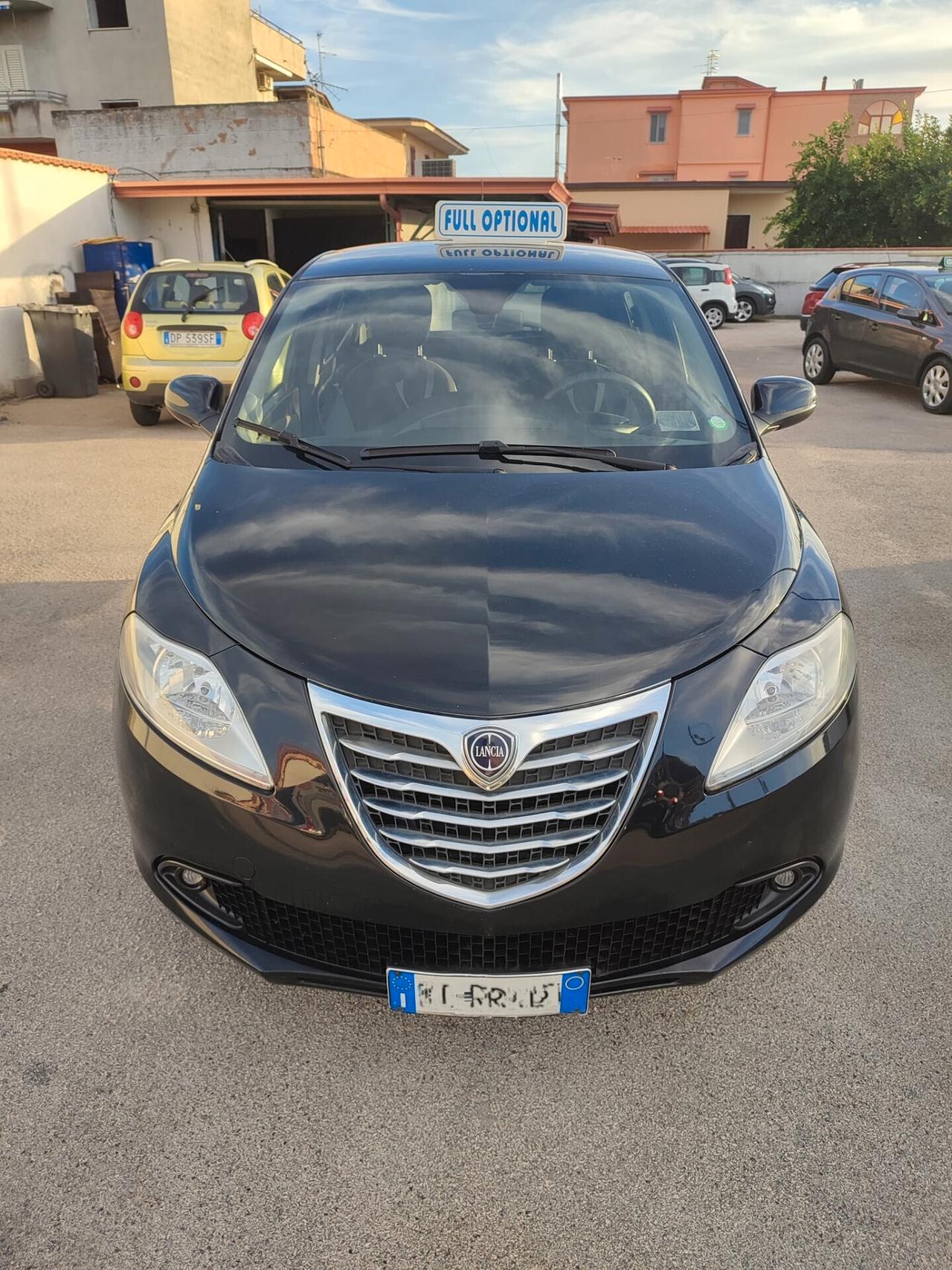 Lancia Ypsilon 0.9 TwinAir 85 CV 5 porte Metano Ecochic Silver