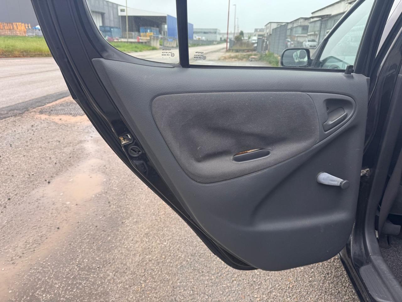 Toyota Yaris 1.0i 16V cat 5 porte Sol