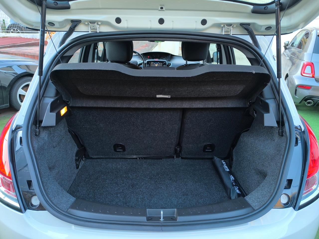 Lancia Ypsilon 1.0 FireFly 5 porte S&S Hybrid Silver