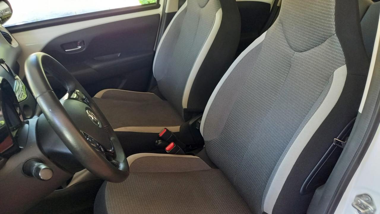 Toyota Aygo Connect 1.0 VVT-i 72 CV 5 porte x-clusiv red style