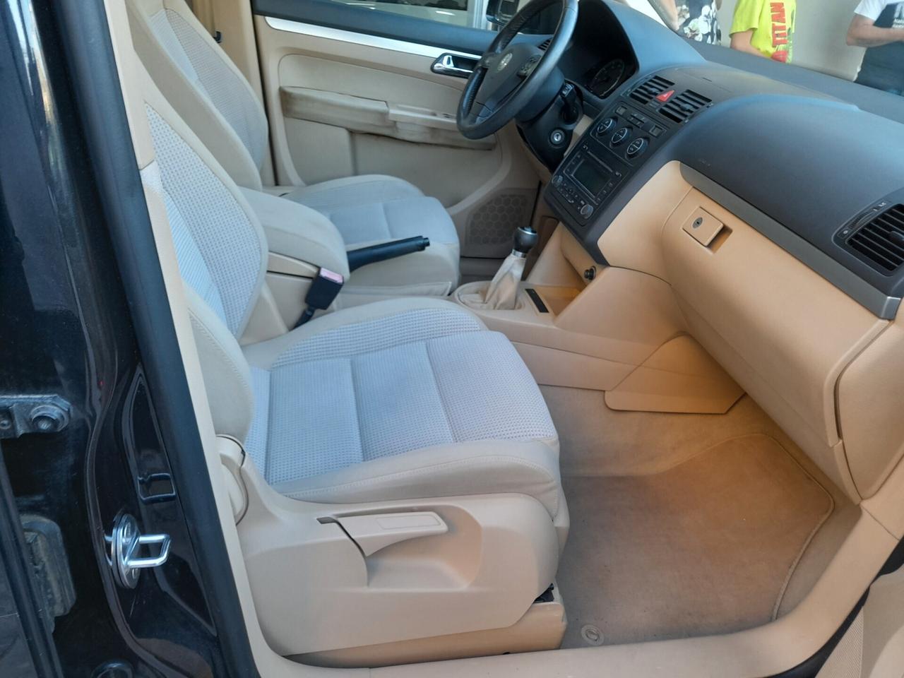 Volkswagen Touran 1.6 FSI Highline
