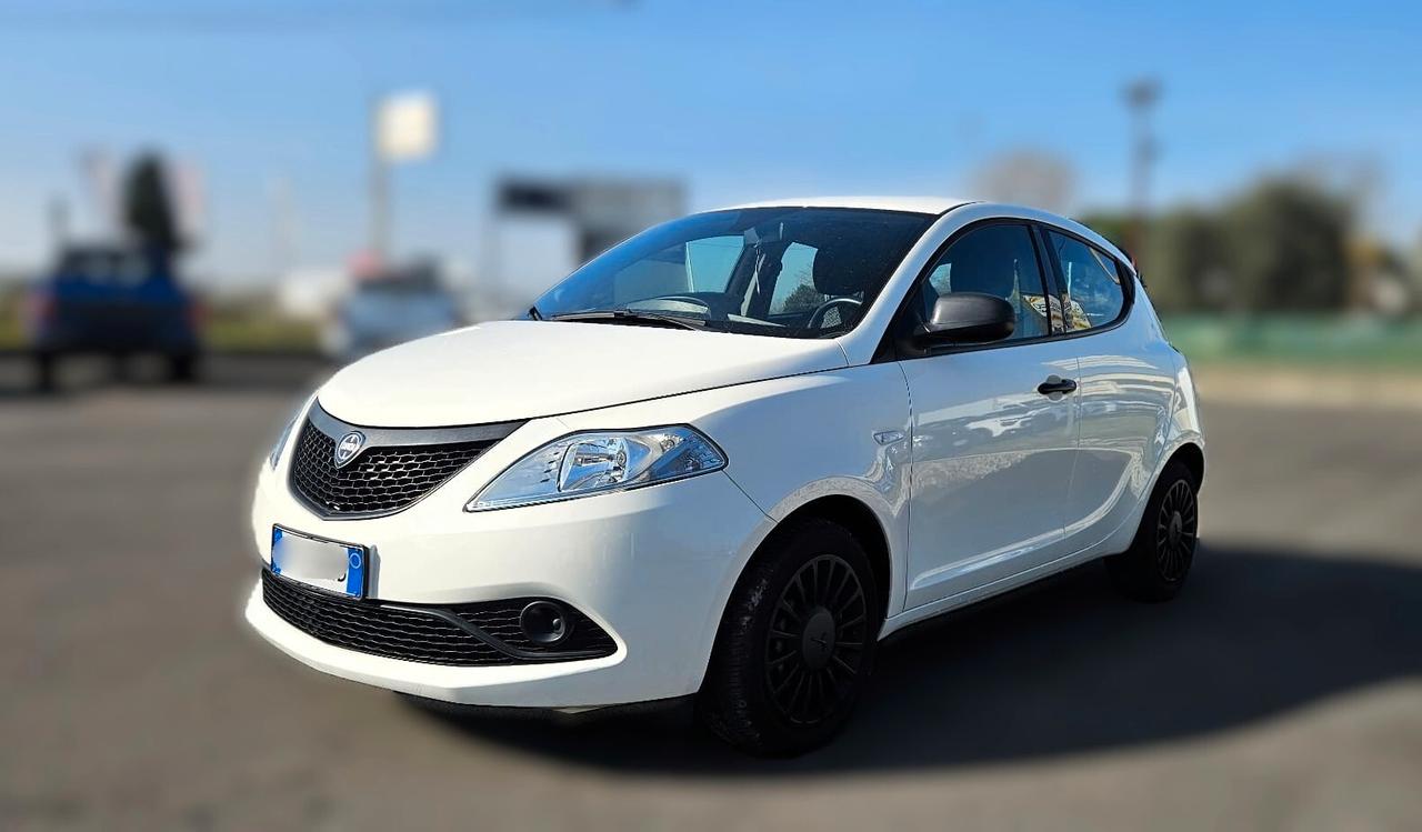 Lancia Ypsilon 1.0 FireFly 5 porte S&S Hybrid Ecochic Silver