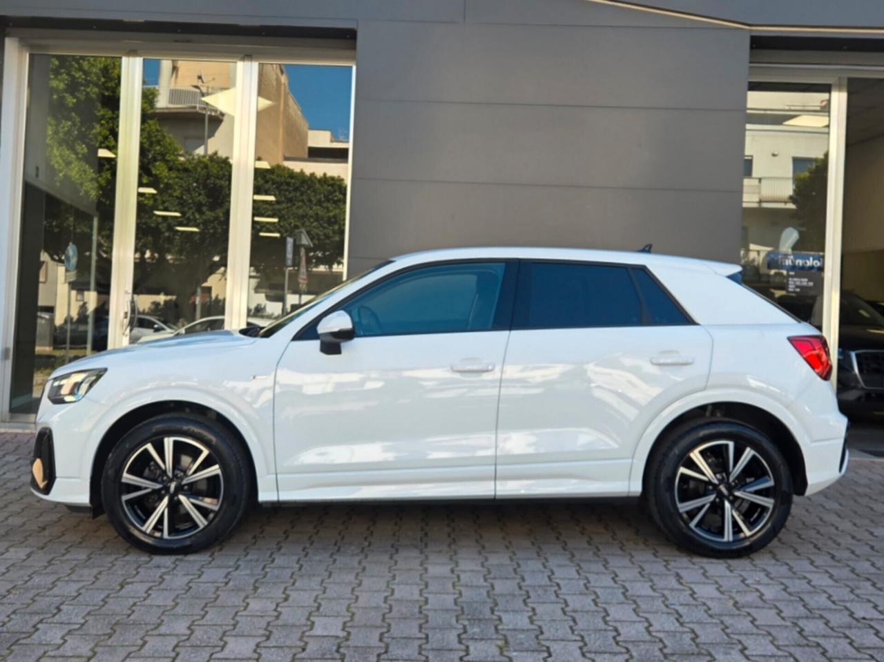 Audi Q2 30 TDI IDENTITY BLACK