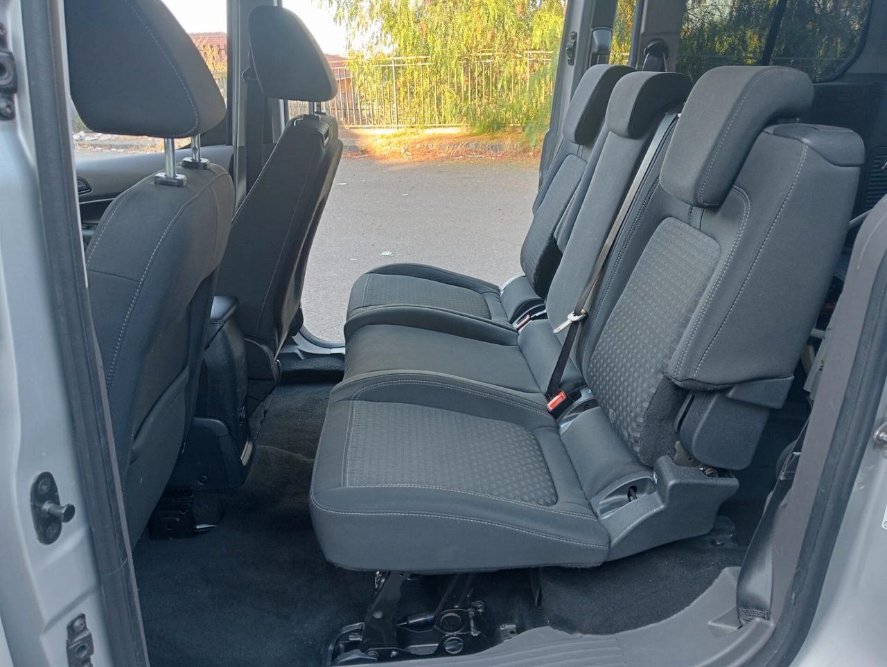 Ford Tourneo Connect Pianale ribassato con rampa disabili in carrozzina