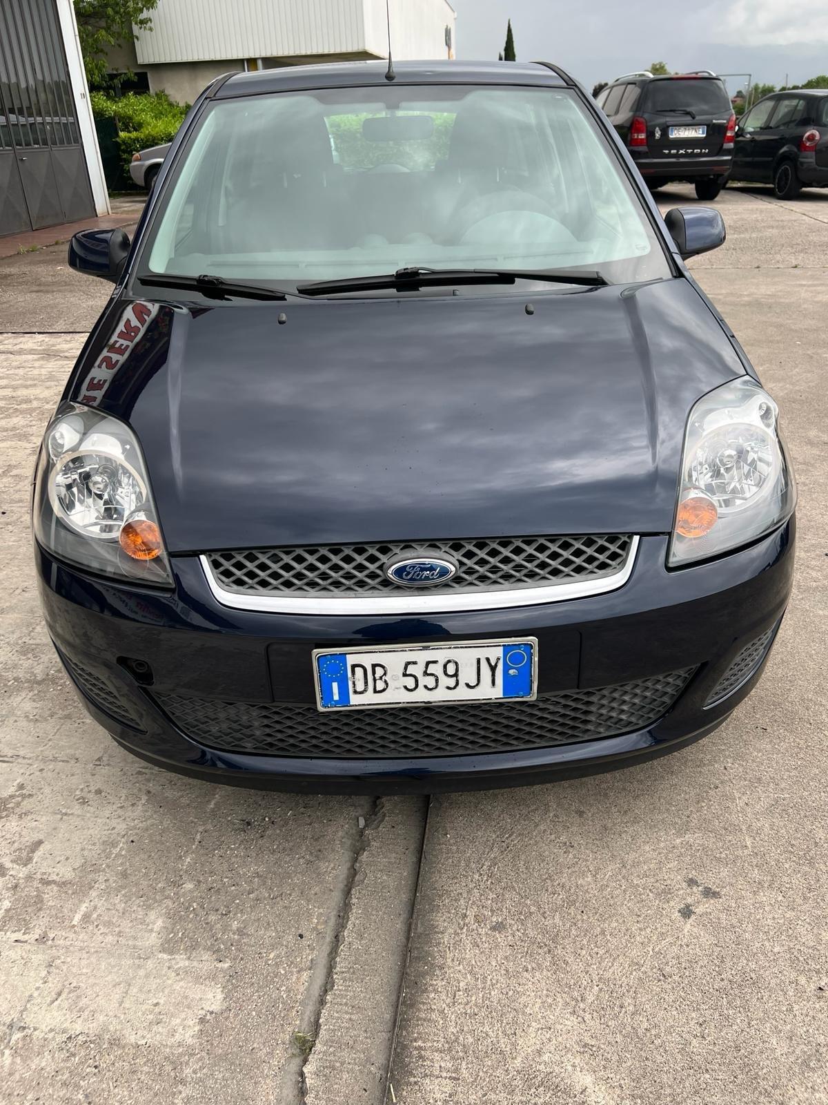 Ford Fiesta 1.2 16V 5p. Ghia x Neopatentati