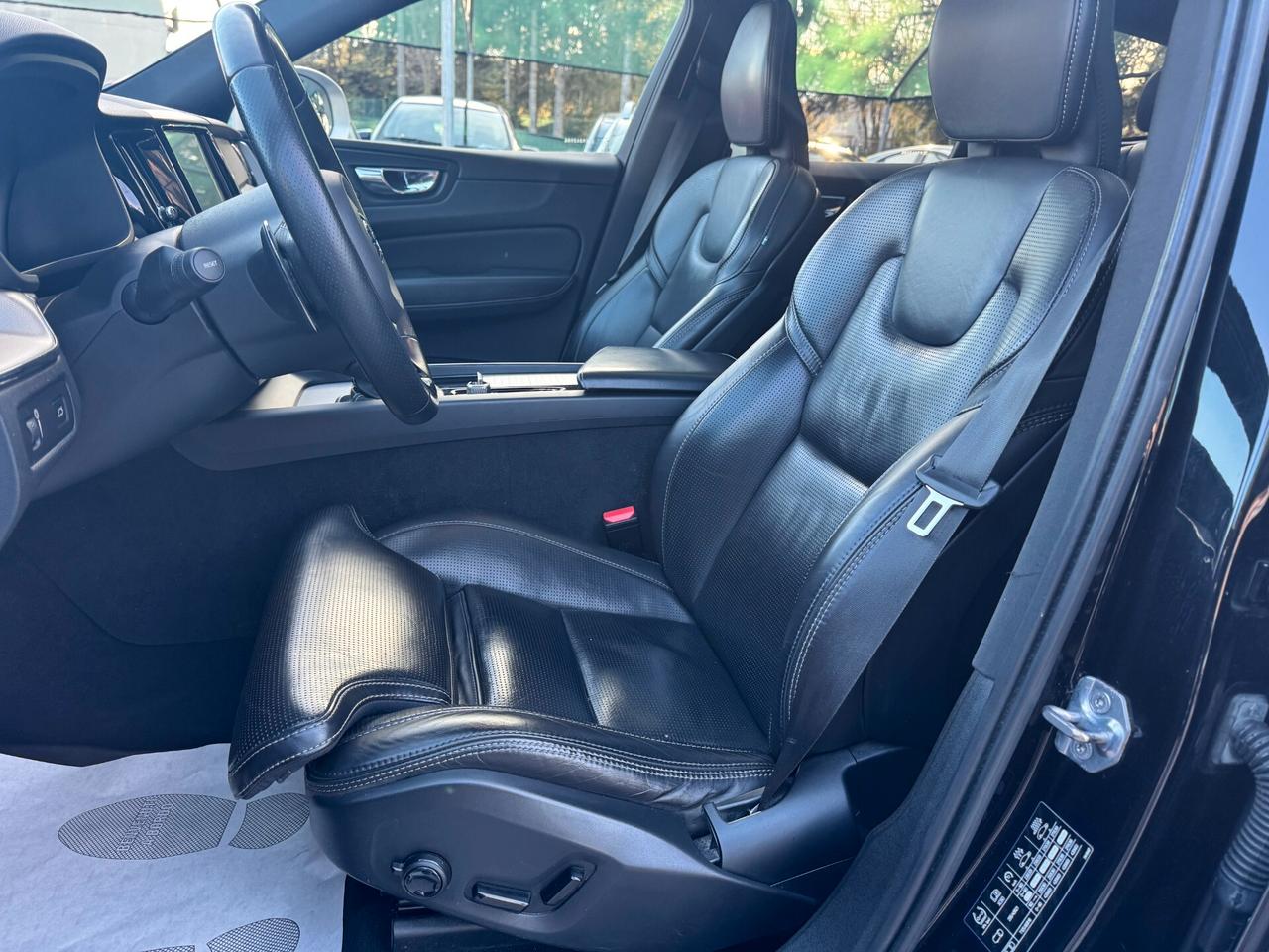 Volvo XC 60 XC60 D5 AWD Geartronic R-design