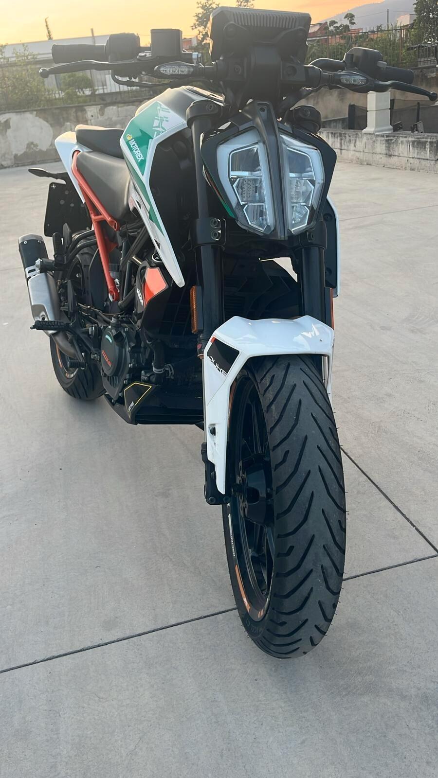 Ktm Duke 125 Grafiche Akrapovic Perfetta Anno 2017