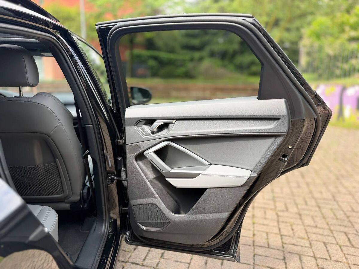 Audi Q3 Sportback 35 1.5 tfsi Identity Black s-tronic
