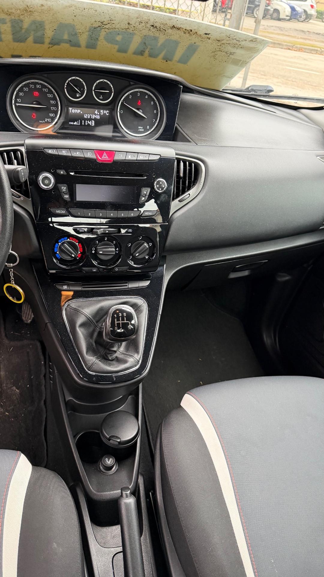 Lancia Ypsilon 0.9 TwinAir 85 CV 5 porte Metano Ecochic Gold