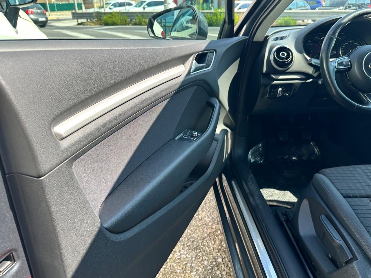 Audi A3 1.6 TDI 105 CV 3 porte cerchi 18 neopatentati