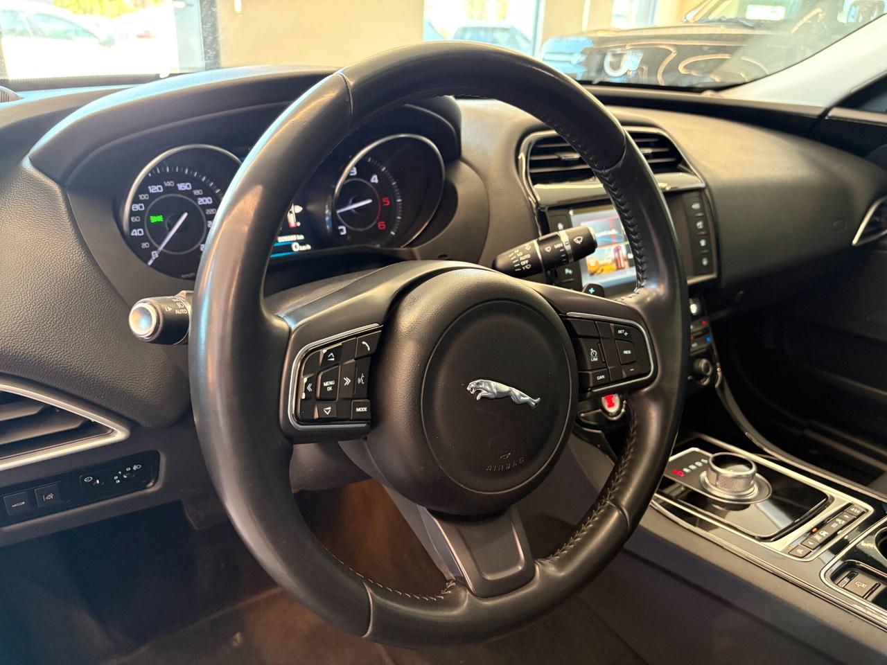 Jaguar XE 2.0 D Turbo 180CV aut. Prestige