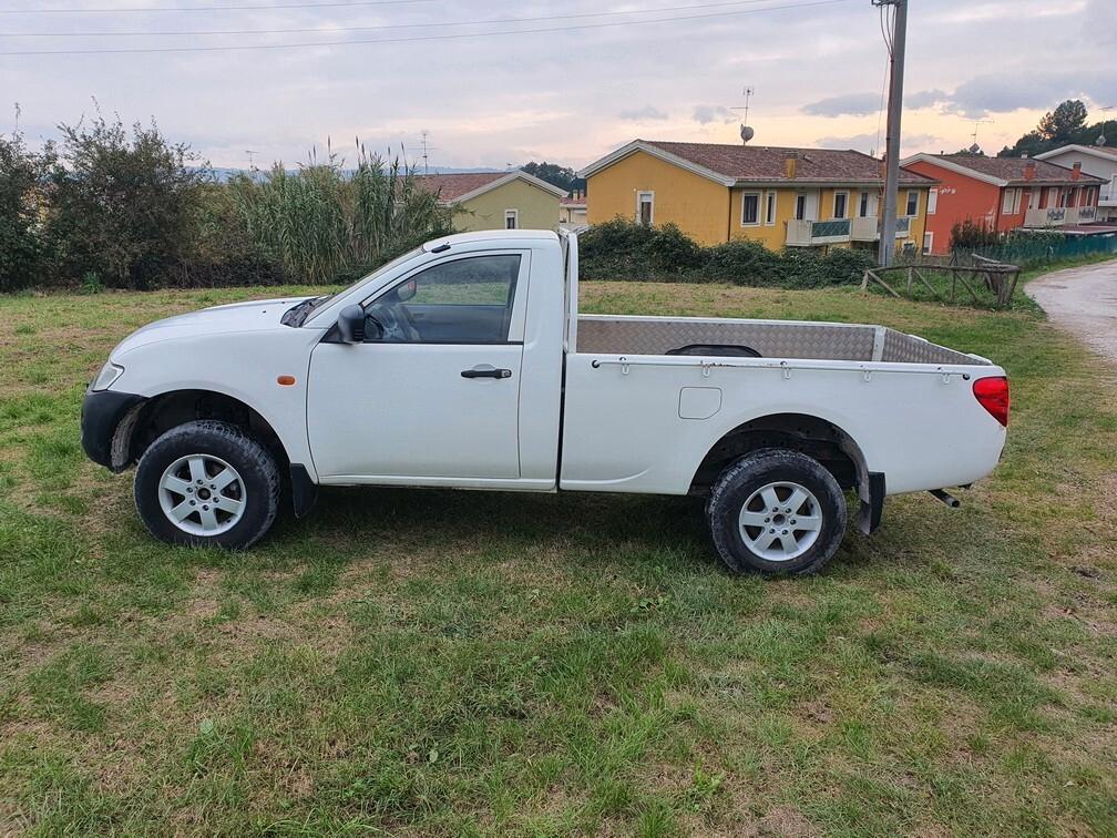 Mitsubishi L200 2.5 DI-D 4WD Cassone 2,20 m