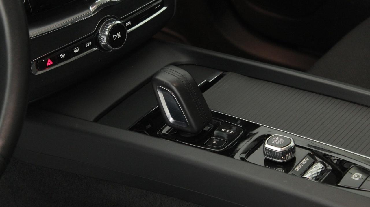 VOLVO XC60 II 2018 - XC60 2.0 b4 Momentum awd auto my20