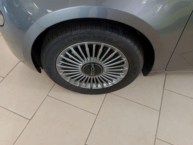 FIAT 500e 500 Nuova 500 Hatchback My23 La Nuova 500 - 320 Berlina