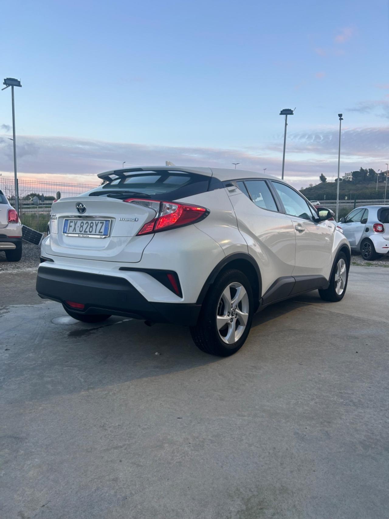 Toyota C-HR 1.8 Hybrid E-CVT Business