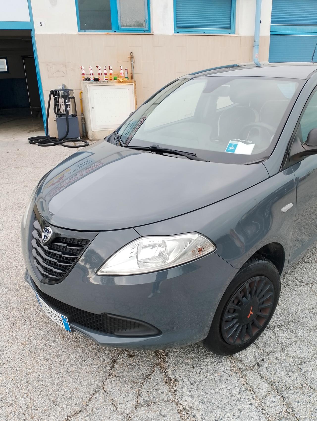 Lancia Ypsilon 0.9 TwinAir 85 CV 5 porte Metano Ecochic Silver