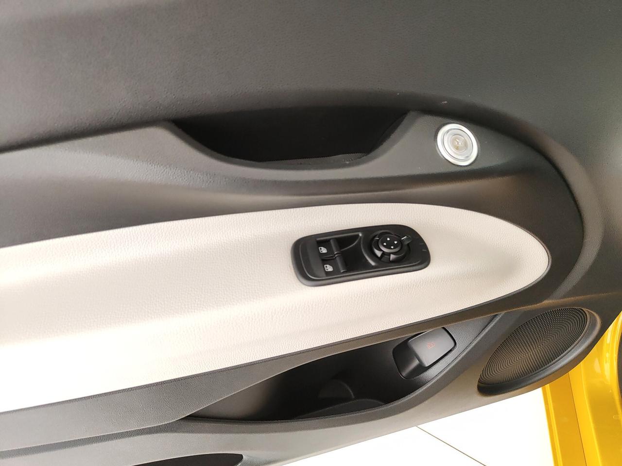 Fiat 500 Berlina Hybrid La Prima