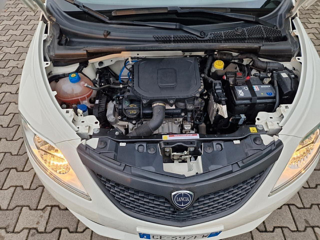 Lancia Ypsilon 1.0 FireFly S&S Hybrid Ecochic Silver