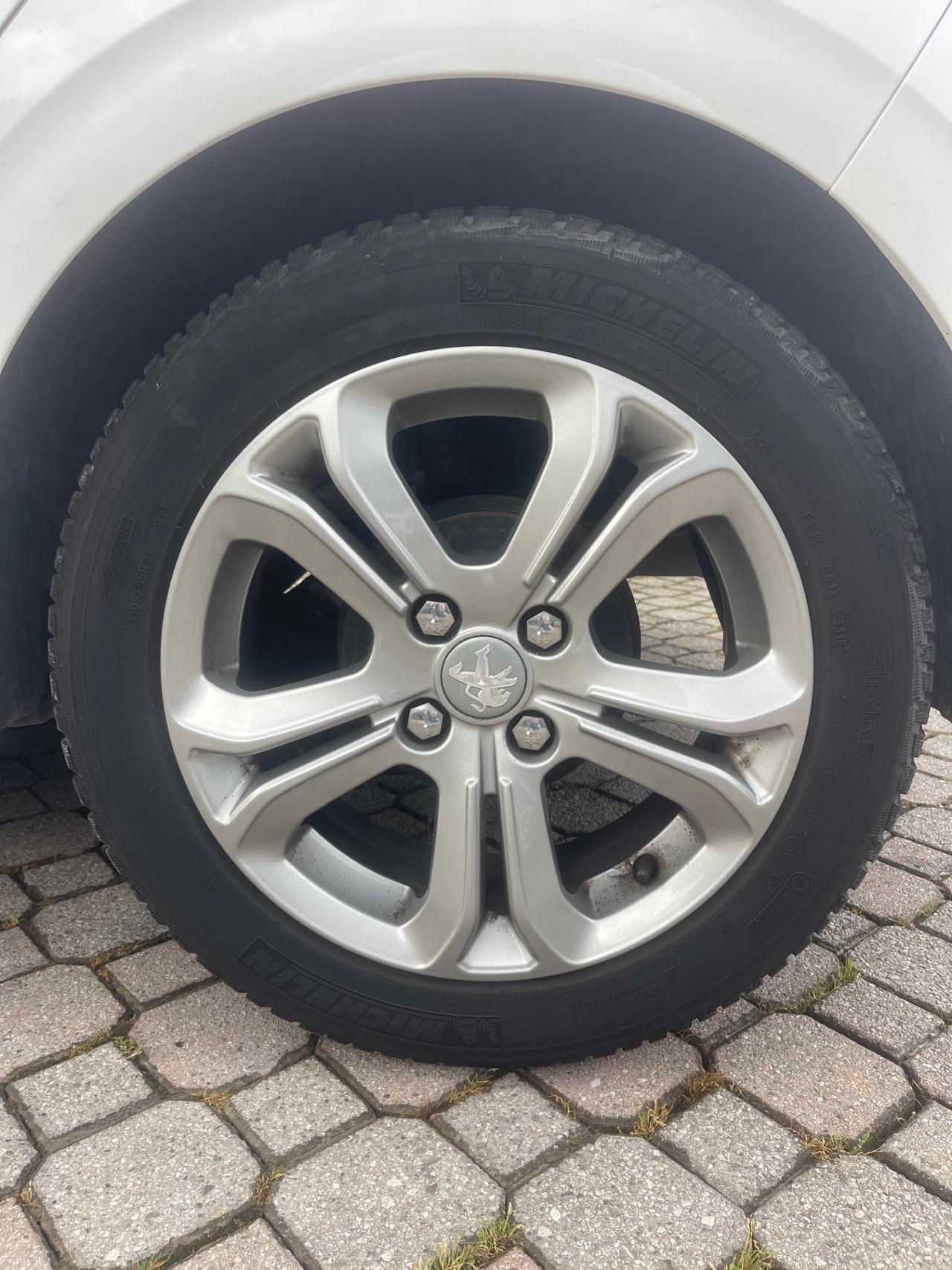 Peugeot 208 PureTech 82 ETG5 S&S 5 porte Allure