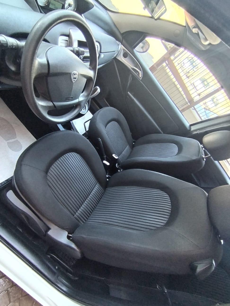 Lancia Ypsilon 1.3 MJT 75 CV Versus