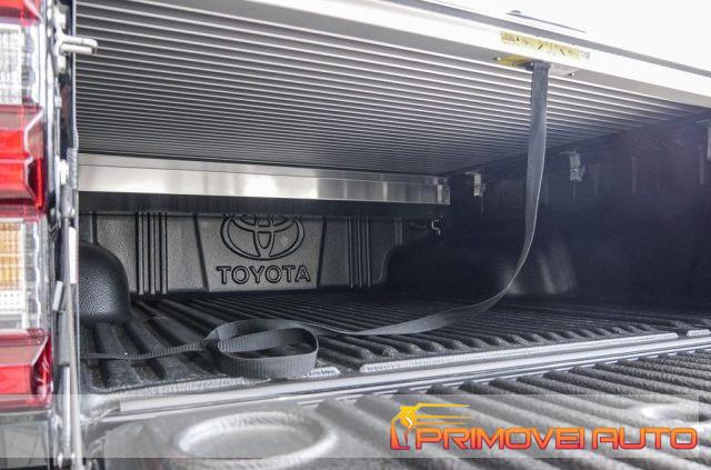 TOYOTA Hilux 2.8 D-4D A/T 4WD 4 porte Double Cab Invincible