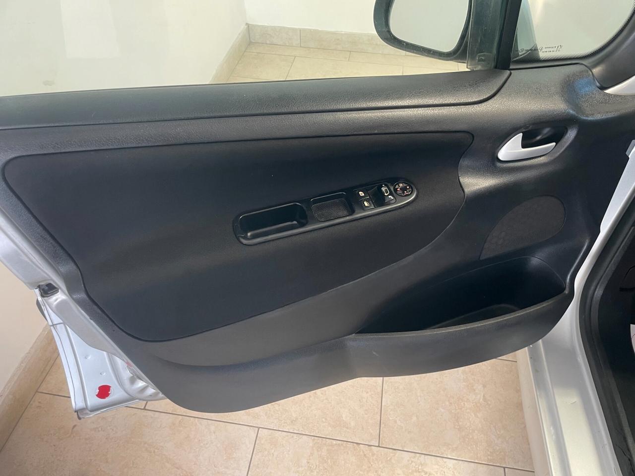 Peugeot 207 1.4 HDi 70CV X Line FULL TAGLIAND NEOPATENTATI