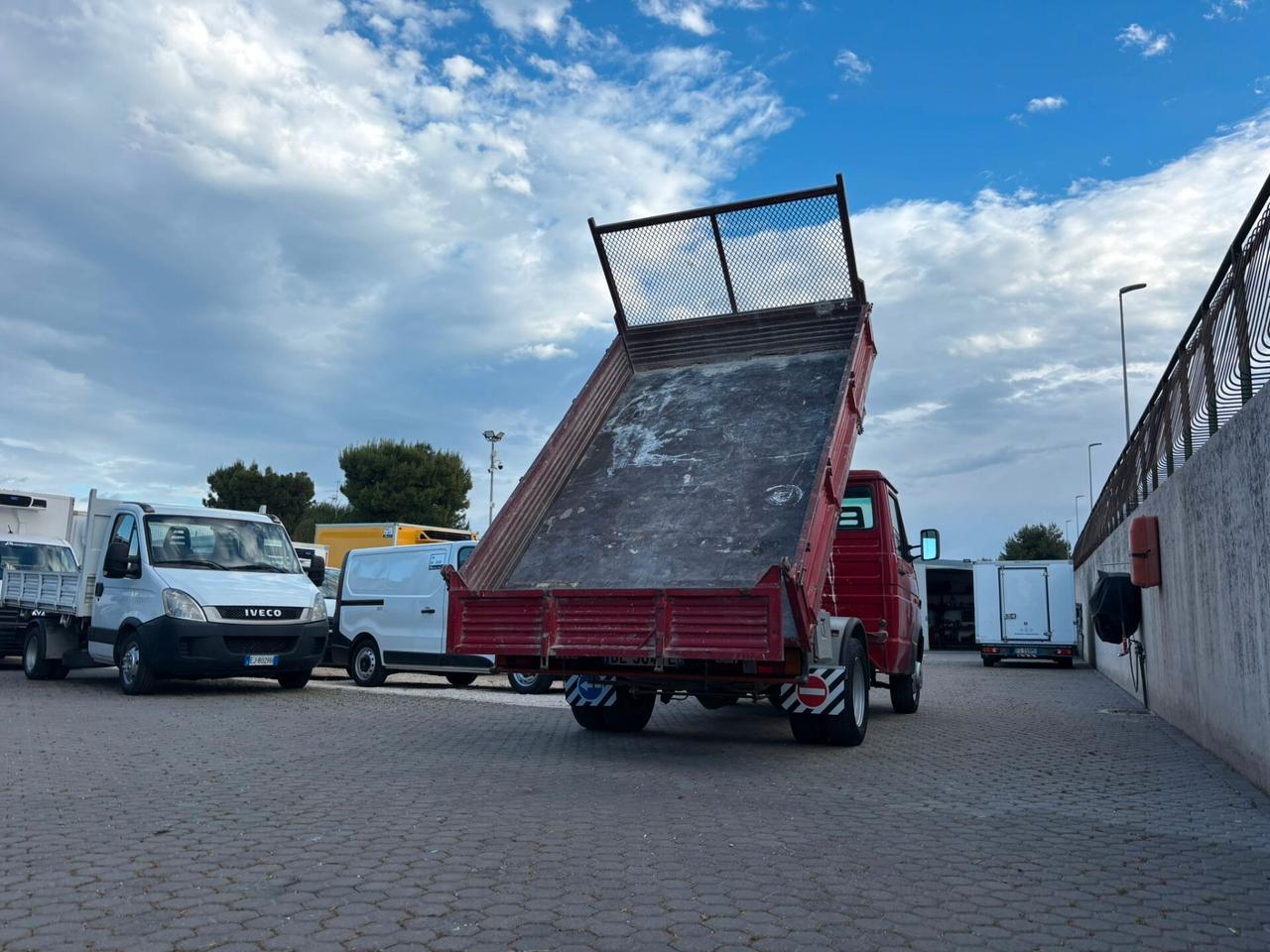Iveco Daily 35.8 Ribaltabile Trilaterale – Affidabile e Pronto al Lavoro