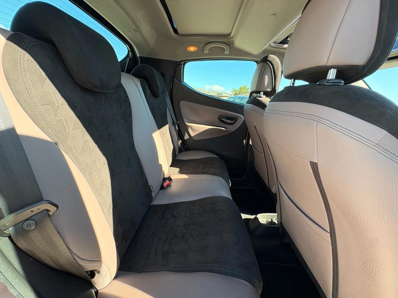 Lancia Ypsilon 1.2 69 CV 5 porte Platinum TETTO APRIBILE
