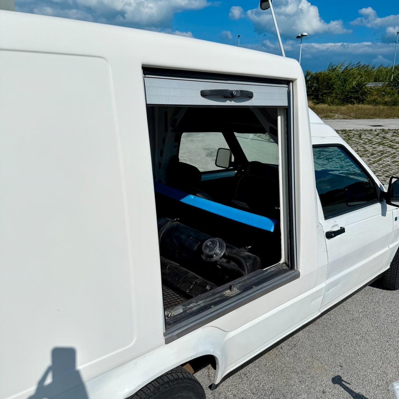 Fiat Fiorino con serranda laterale
