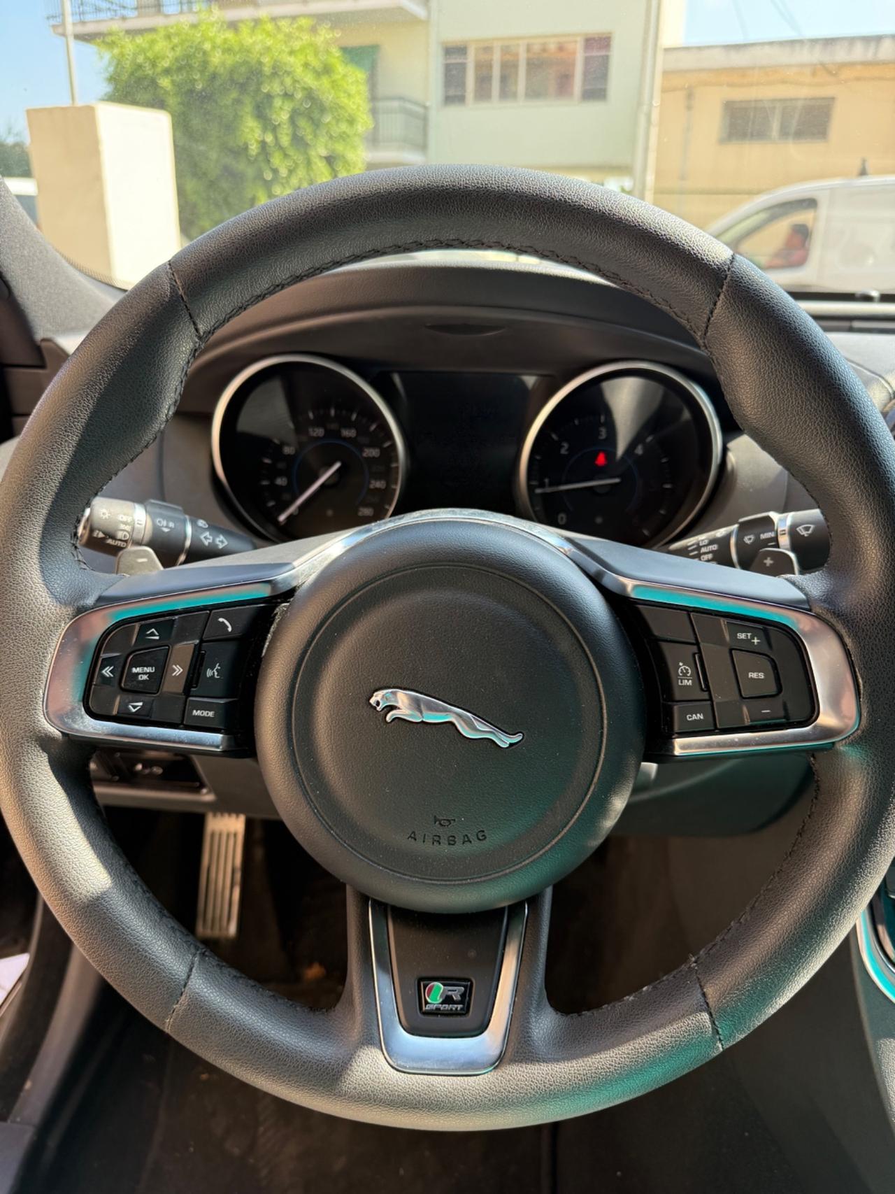 Jaguar XE 2.0 D 180 CV aut. R-Sport