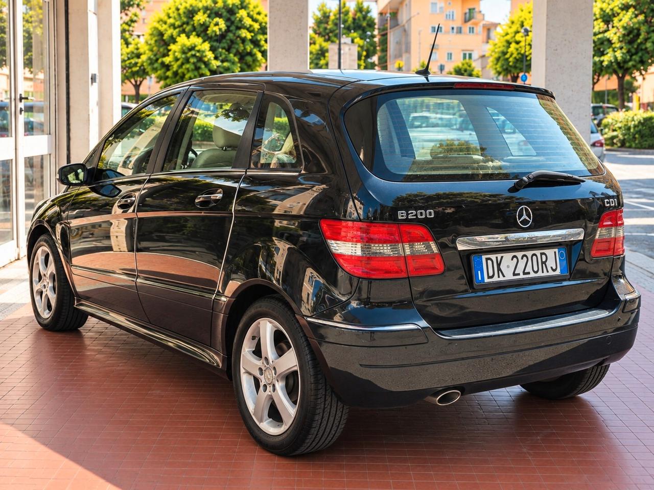 Mercedes-benz B 200 CDI SportMercedes-Benz B 200 CDI Premium Automatica – 140 CV – € 2.890Cambio automatico – 178.000 km – Doppie chiavi – Garanzia 12 mesi