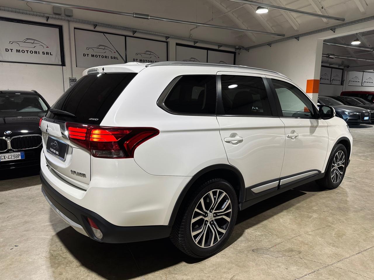 Mitsubishi Outlander 2.2 DI-D 4WD Instyle 7 POSTI-TETTO-TAGLIANDI UFFICIALI