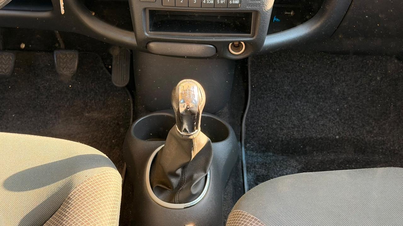 Toyota Yaris 1.0i 16V cat 5 porte Sol