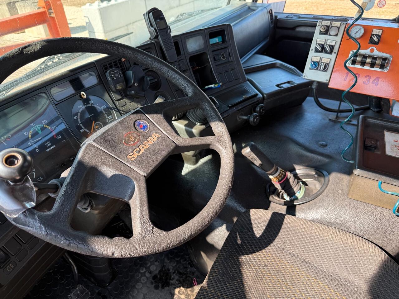 Scania P93.220 Cisterna bitume con asfaltatrice