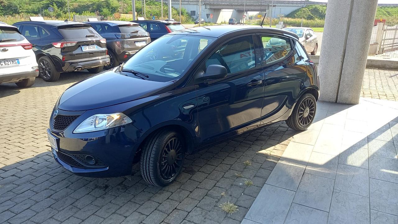 Lancia Ypsilon 1.0 FireFly 5 porte S&S Hybrid Ecochic Silver