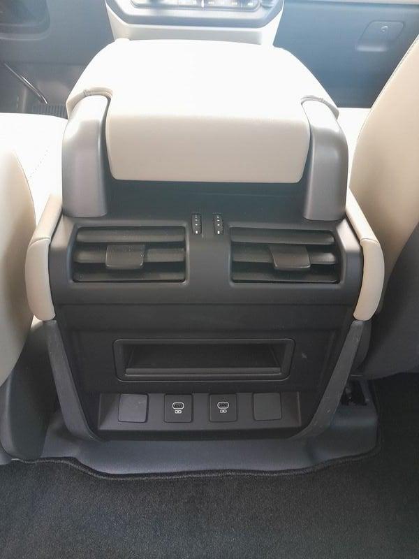 Land Rover Defender 3.0D I6 250 110 SE AWD auto.