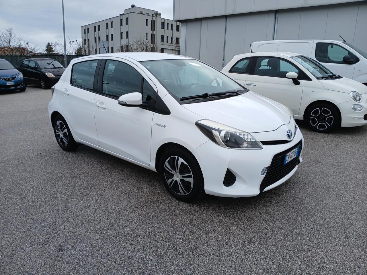 TOYOTA YARIS 1.5 HYBRID 5P LOUNGE BENZINA AUTO