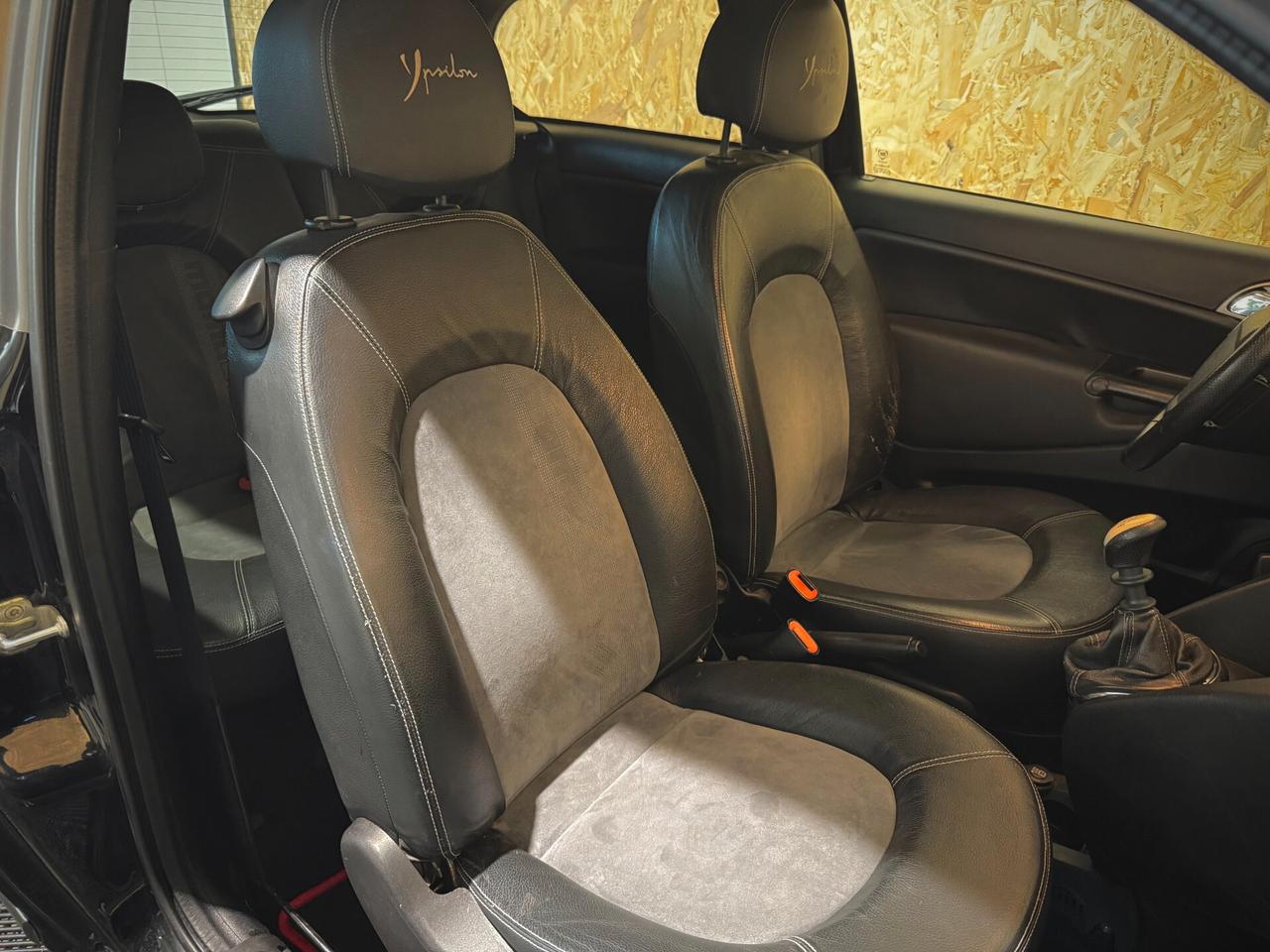 Lancia Ypsilon 1.4 Sport MomoDesign