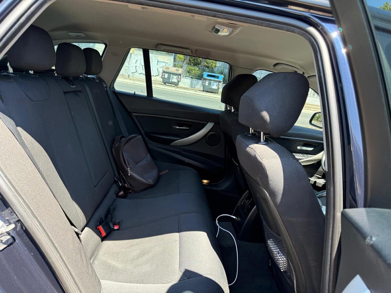 Bmw 318d Touring Business aut. Navi Professional Fari Xeno